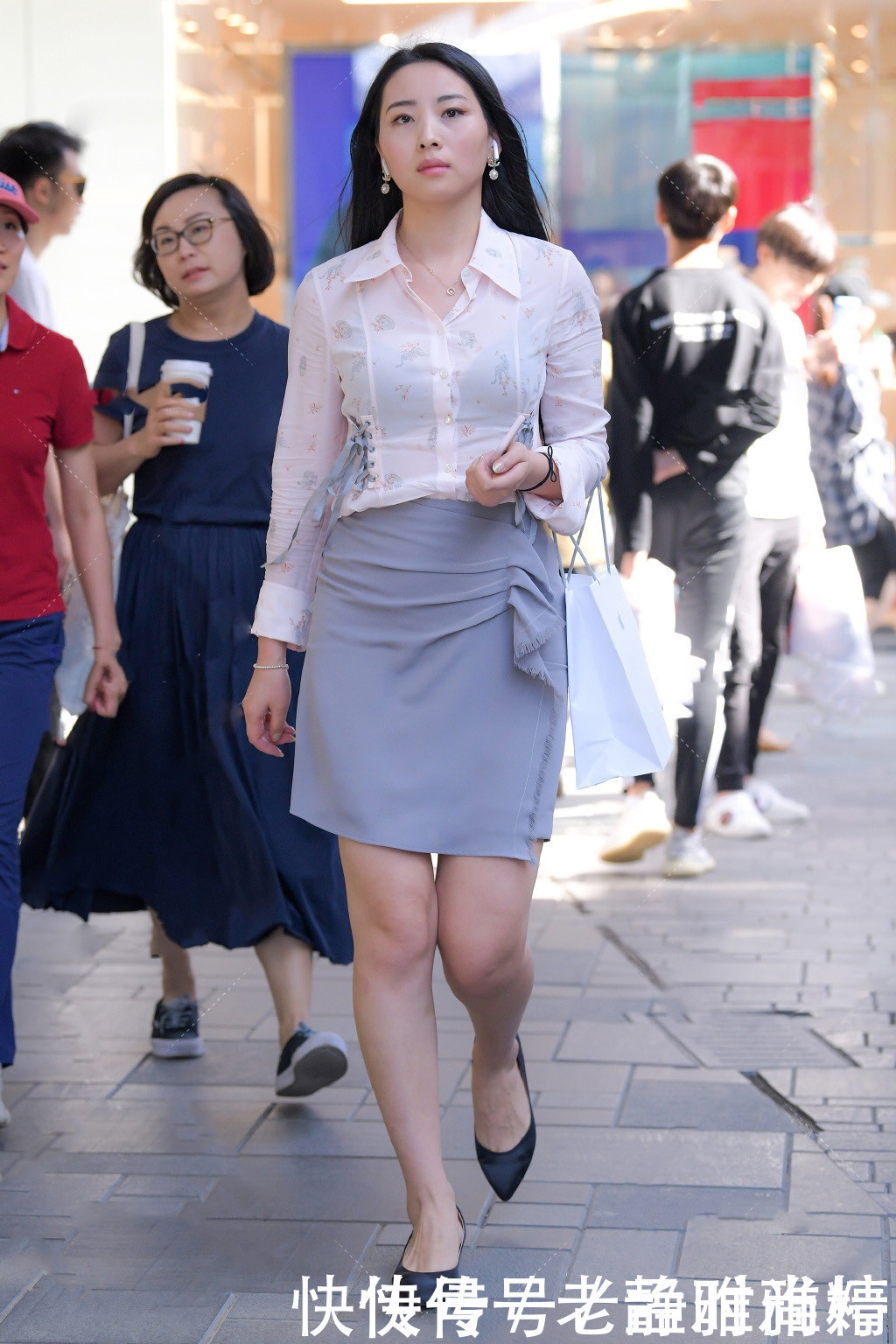 街拍:半身裙就是“给力”, 时尚女生们任性穿搭, 也能美的优雅