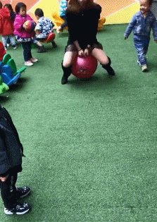 |搞笑GIF:姑娘,我是有点担心啊!突然爆了怎么办