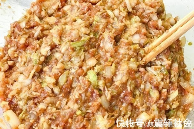调白菜馅，千万别剁碎直接拌馅！多做1步，紧实不出水，鲜嫩多汁
