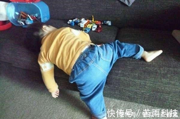 宝宝|妈妈在网上晒出宝宝睡觉的样子,有几张你可能受不了