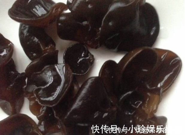 泡木耳还在用热水泡?教你一招,泡发木耳又大又软,三分钟搞定