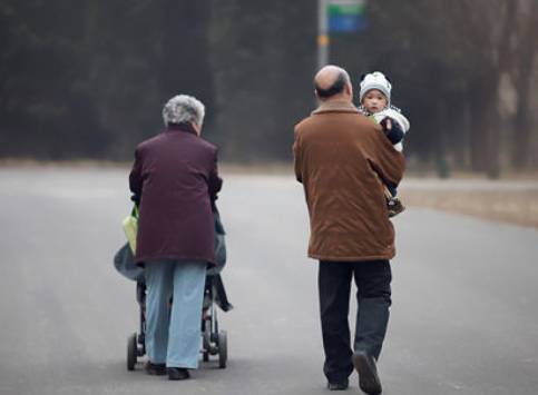 90岁太奶奶缝被子,小重孙四处捣蛋