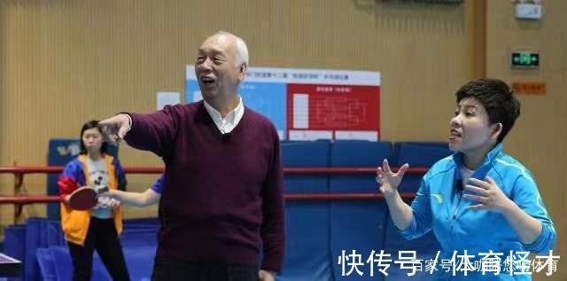 世锦赛|国乒82岁传奇亮相,现身颁奖被冷落,看刘国梁被围,默默转身离去