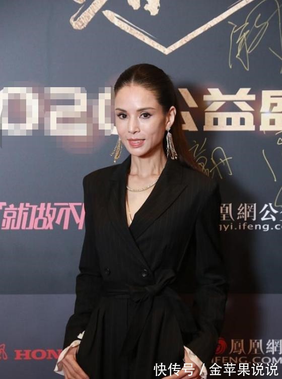 黑色 奔四奔五的女人,要学会怎样穿搭黑色,简约高级样样行!