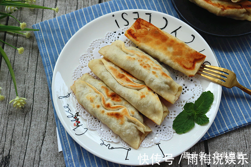 此款面食很简单，捏一捏，烙一烙就完成，皮薄馅大越嚼越香