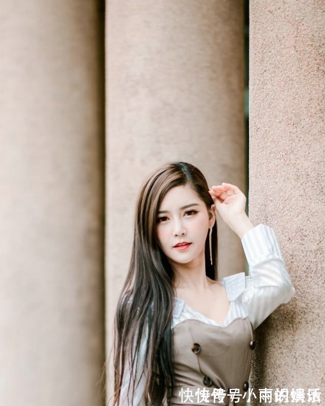 小姐姐 穿着简约的半身裙,配上清爽的背心,让造型显得优雅又靓丽