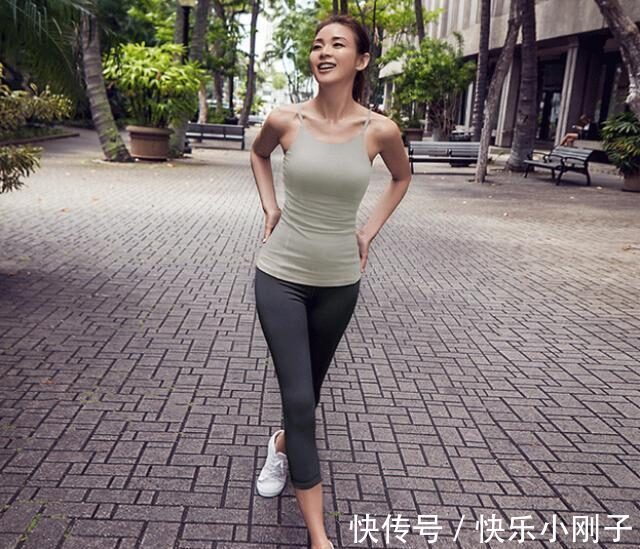 时尚 打底裤的打扮好气质让人羡慕,展现飞扬的自信穿搭