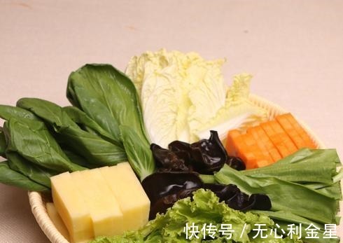 一家10口去吃柴火鸡，一共花了268元，结账时多花了很多钱！