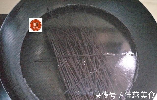 劲道|大人小孩都喜欢的菜，比凉拌黄瓜还要好吃，滑溜溜的好劲道！