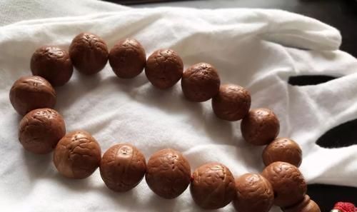 谁还说盘手串不用戴手套?看看这篇文章吧,你会改变主意的!