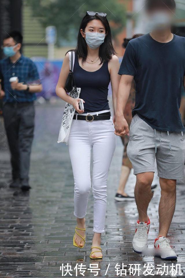 身材好才能任性穿,白色修身裤减龄大方,用心搭让造型美出新感觉