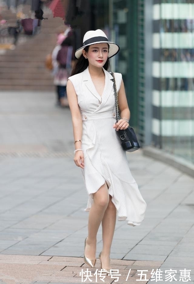 路人街拍,美女白色瑜伽裤搭配粉红色短袖,呈现女人魅力