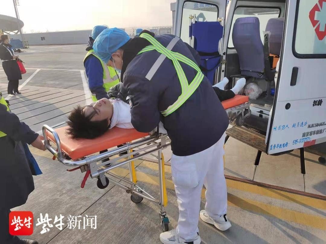 发病|旅客在飞机突然发病机场全力救助送医