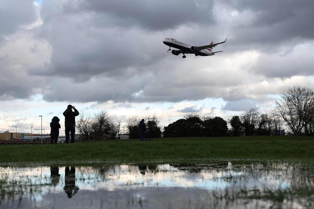 老年|（外代一线）英国将要求来自“旅行禁令名单”国家和地区的旅客在酒店隔离