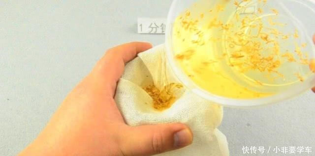 纱窗脏了别拆洗，清洗纱窗方法，喷一喷污垢自己掉下来，超实用！