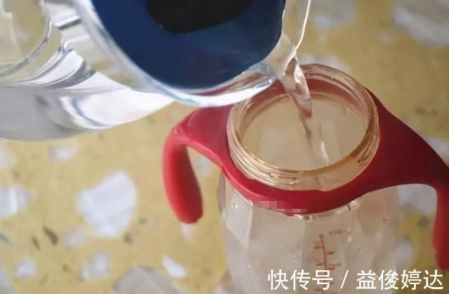 宝宝|“高温水”冲奶粉会破坏营养？宝妈别再被误导了，用错方法会坑娃