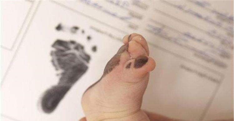 脚印|新生儿出生后在医院留下的''脚印''有啥用?医生不说,父母要知道