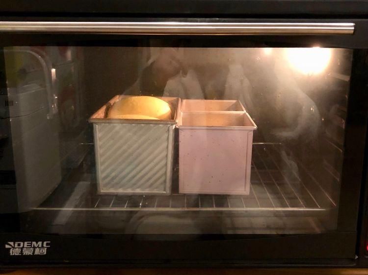 不用一滴水就做出来的南瓜吐司，金黄喧软，柔软好吃