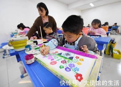 奖状|孩子“奖状”贴满墙,父母却高兴不起来,网友:“水分”太大