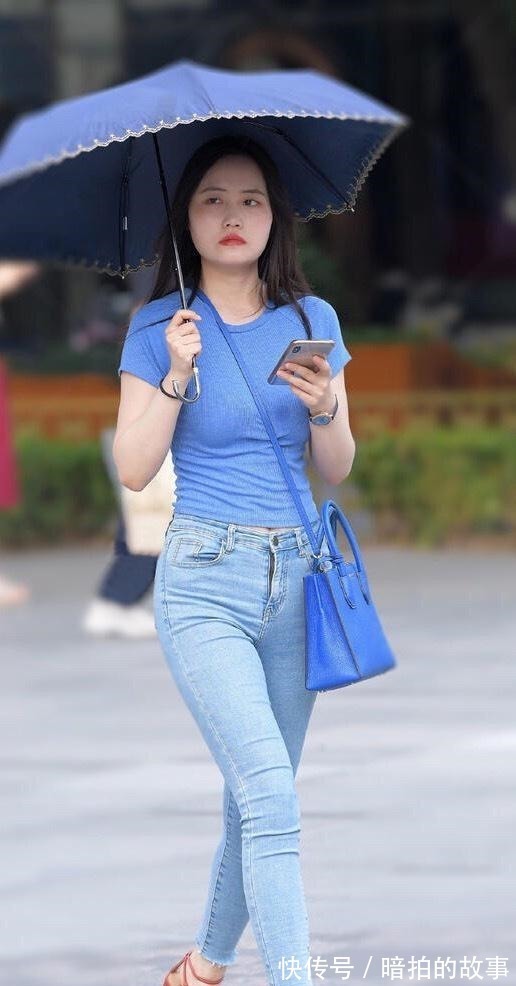 小姐姐 紧身牛仔裤搭配蓝色T恤,微胖小姐姐也能穿出自信和精致,美翻了!
