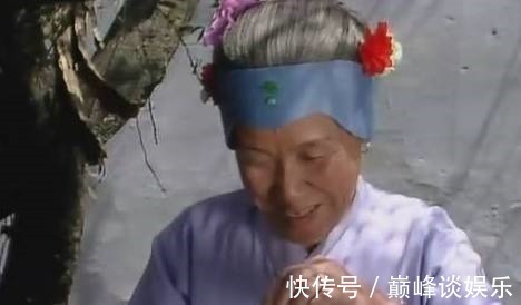 刘姥姥$从王熙凤把给丫鬟做衣裳的银子给了刘姥姥这件事中,你看出了什么