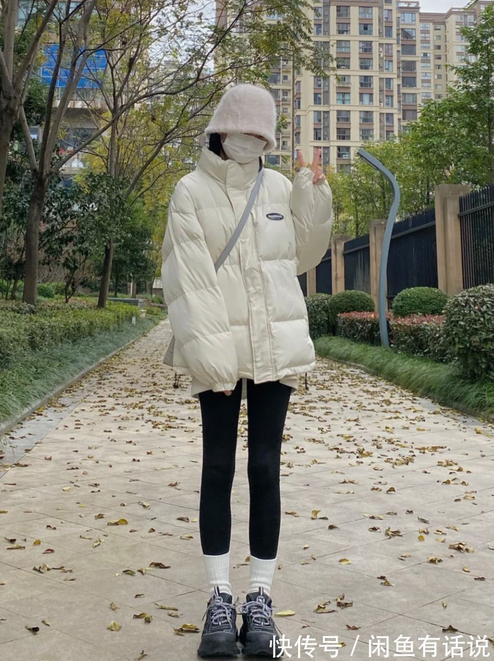 穿搭 冬天火了一种穿法,叫“鲨鱼裤塞进袜子里”,搭羽绒服大衣都时髦