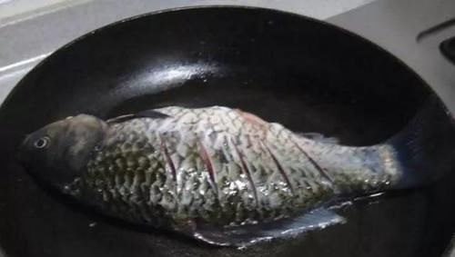 厨师|退休老厨师：不管煎什么鱼，下锅时牢记这2点，鱼皮完整不粘锅