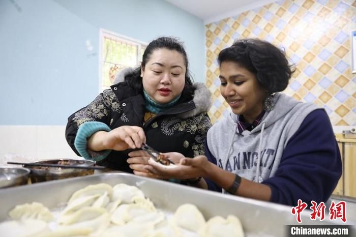 杨波|四川南充：外国留学生贴窗花、包饺子感受“中国年”味道