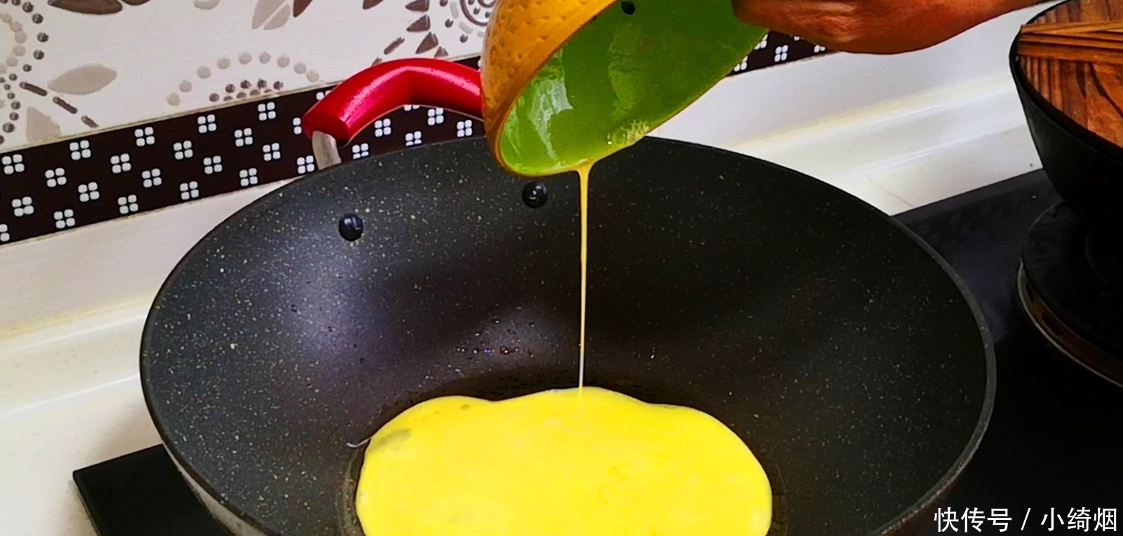 白菜别只炖和炒了,加2个鸡蛋,比吃肉还香,上桌汤汁都不剩,香