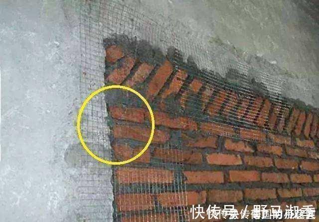 工人|新房装修砌墙万万要加这东西，工人做错立马拆了重装，后悔才发现