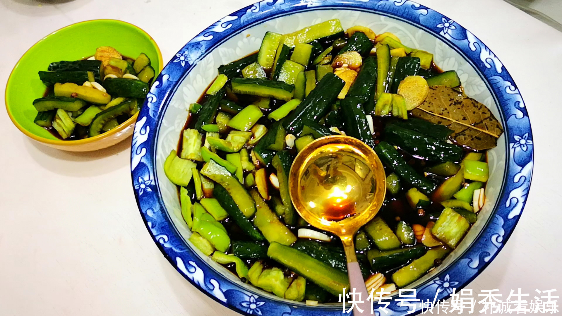 腌黄瓜,最忌直接加盐,难怪黄瓜不脆不入味,大厨如此做才对
