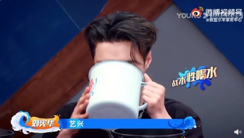 张艺兴|《街舞4》张艺兴为了瞒着新队长“节目套路”,开启战术性喝水