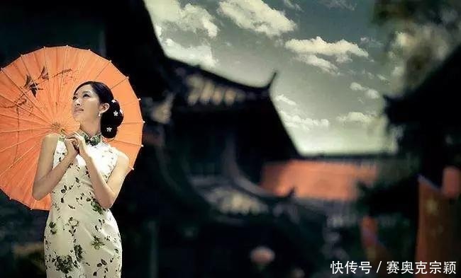 旗袍|旗袍走秀的时候,怎么使用扇子、油纸伞等道具做到如何锦上添花?