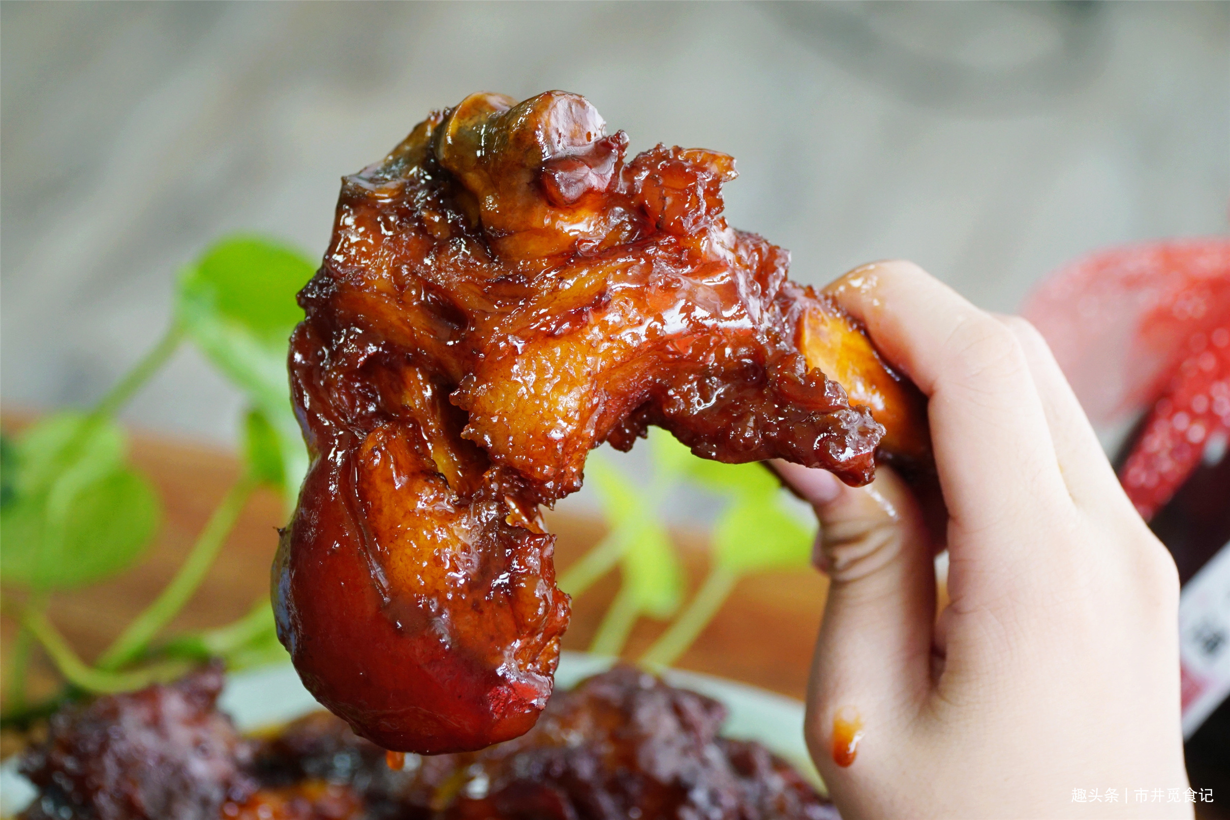 入秋贴秋膘，猪肉排骨靠边站，会吃大骨头才过瘾，花钱不多还解馋