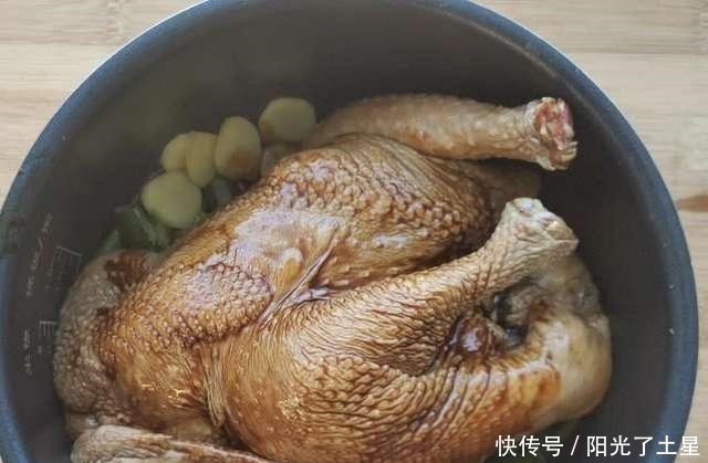 我们不需要一滴油或明火就能做出鲜香美味的电饭煲焖鸡