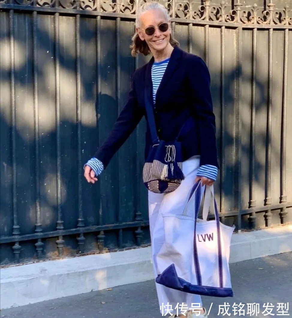 时髦 年龄大不是借口,这位奶奶头发花白照样爱打扮,穿搭时髦状态超赞