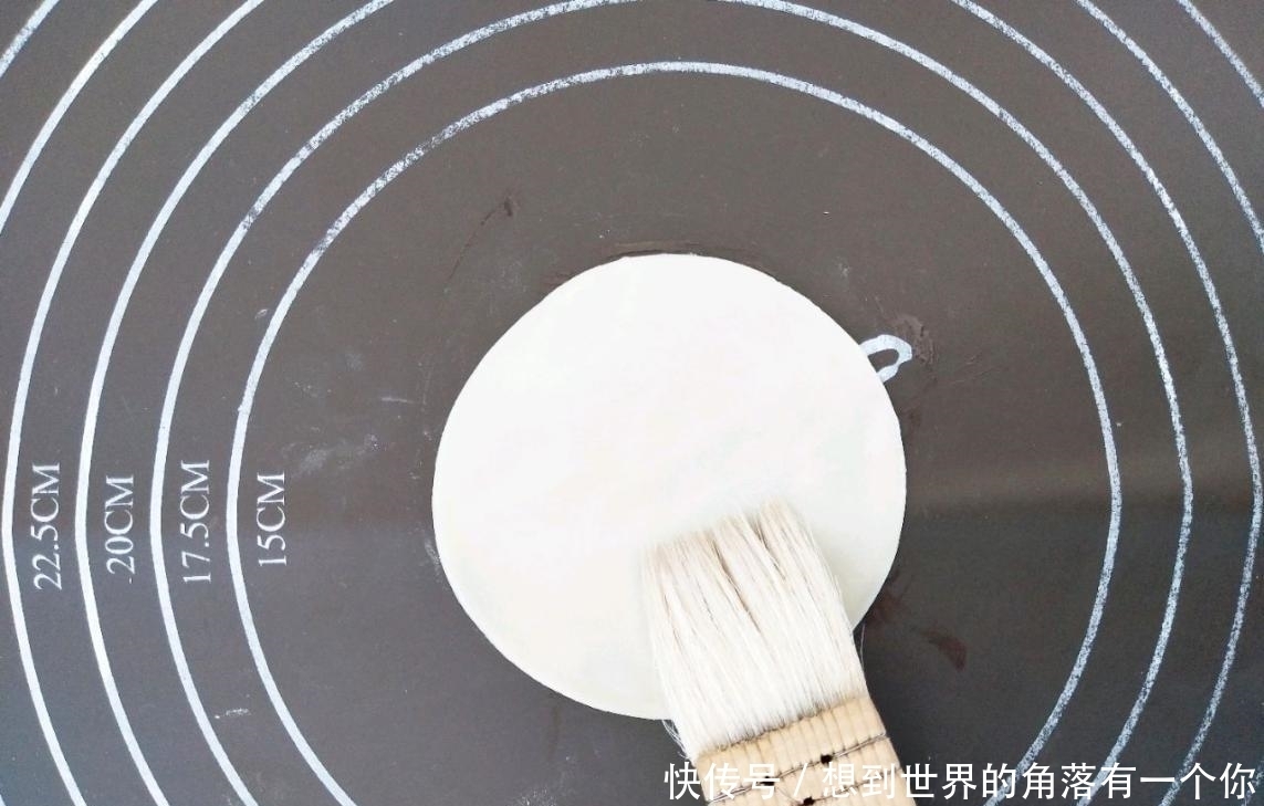 剩下的饺子皮怎么办？加点葱花擀成饼，煎一煎，满口酥脆