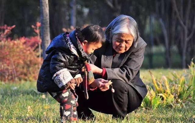 “乖孙女，你怎么不叫奶奶？”3岁孙女的回答，戳痛了老人的心