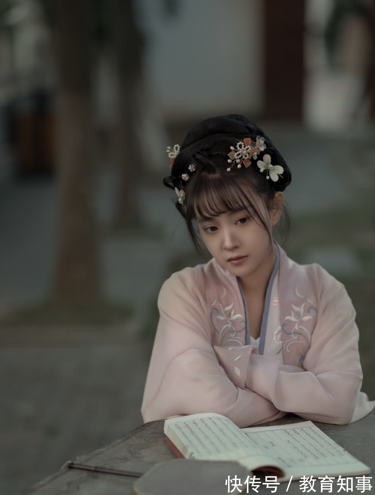 秋霜@五律丨雁宕云天阔,香生桂殿初。临窗茶一盏,欲问夜何如?