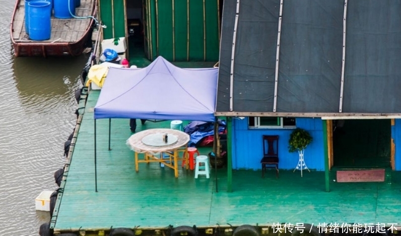 中国唯一一座“水上村庄”，房子全都浮在海上，大风大雨都刮不走