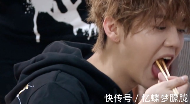 鄧超鹿晗在小縣城吃面,誰注意他們桌面上鋪了啥?嫌棄就別在這吃