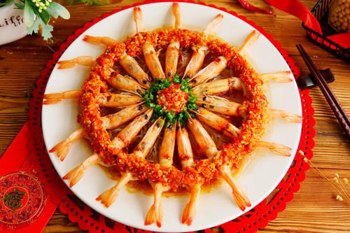 吉祥|年夜饭的压轴菜，上锅蒸一蒸，“富贵大虾”端上桌，火红吉祥