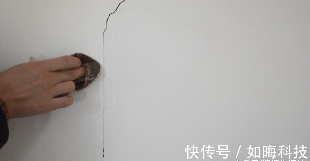 牙膏|家里白墙不仅脏还有裂缝怎么办 用它涂一涂, 墙壁立马焕然一新