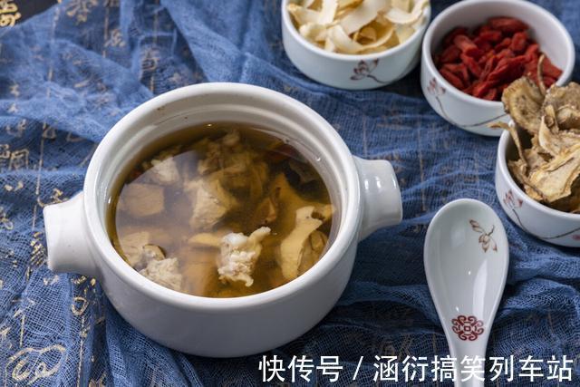 腥味|炖鸡汤时，直接下锅炖可不行，教你正确做法，汤鲜肉嫩无腥味