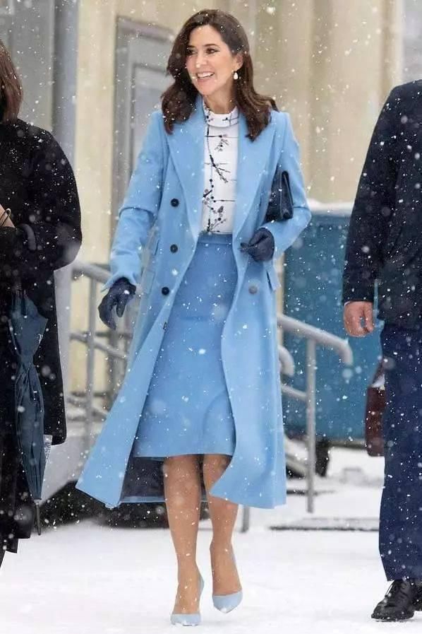  黑色|比驼色显白，比黑色高级，大衣今年流行这5个颜色！