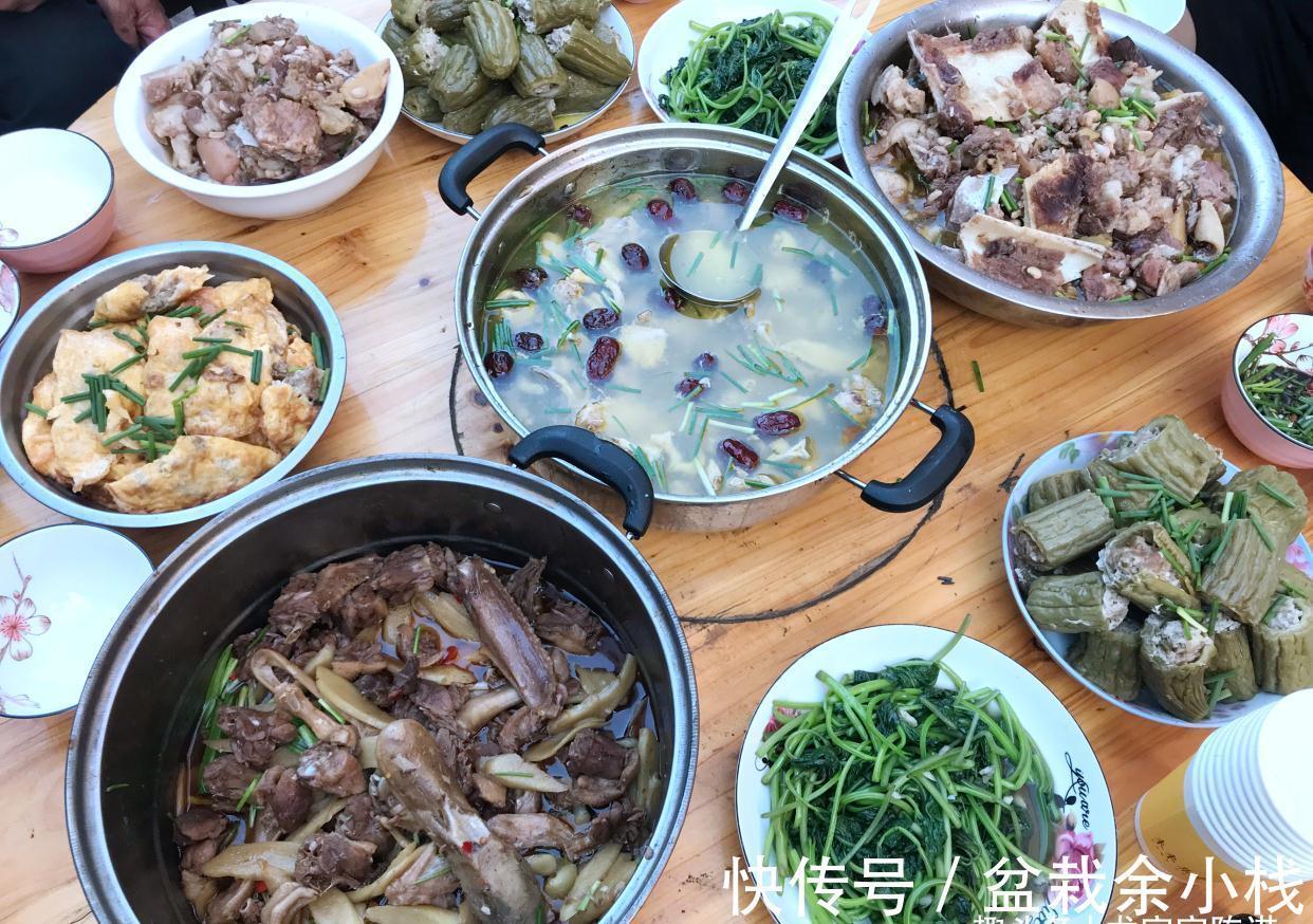 晒晒我家的国庆家宴，5小时做一桌菜，有人嫌弃，有人馋到流口水