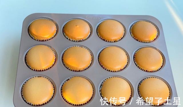 想吃杯子蛋糕不用买，在家轻松做出水光肌小蛋糕，不皱不裂又饱满！