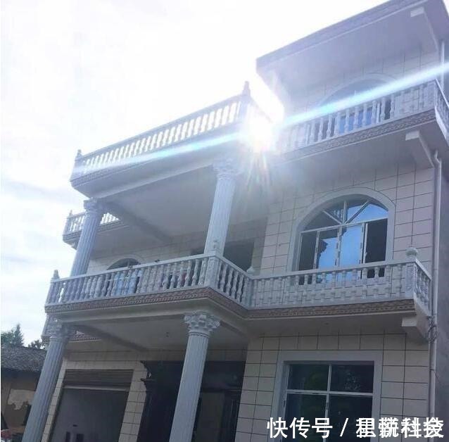 齐家敏敏|农村小伙给父母盖的养老房,2万多的大门全村轰动,纷纷吐槽丑