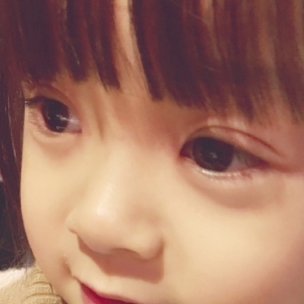 被易烊千璽抱過，薛之謙親過，華晨宇寵過的女生長(zhǎng)大了！