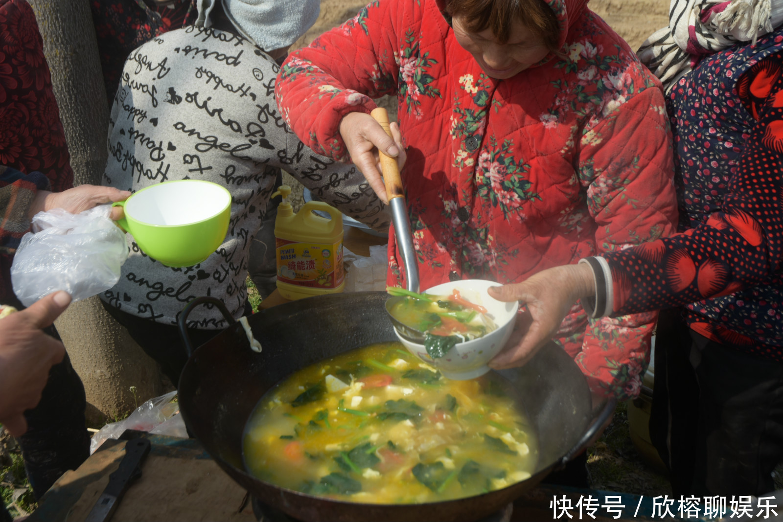 馒头|农村难得一见的大锅饭，一手捏3个馒头蹲地吃，场面壮观